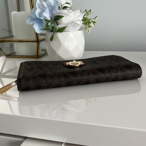 Michael Kors Wallet - Picture 5 of 9